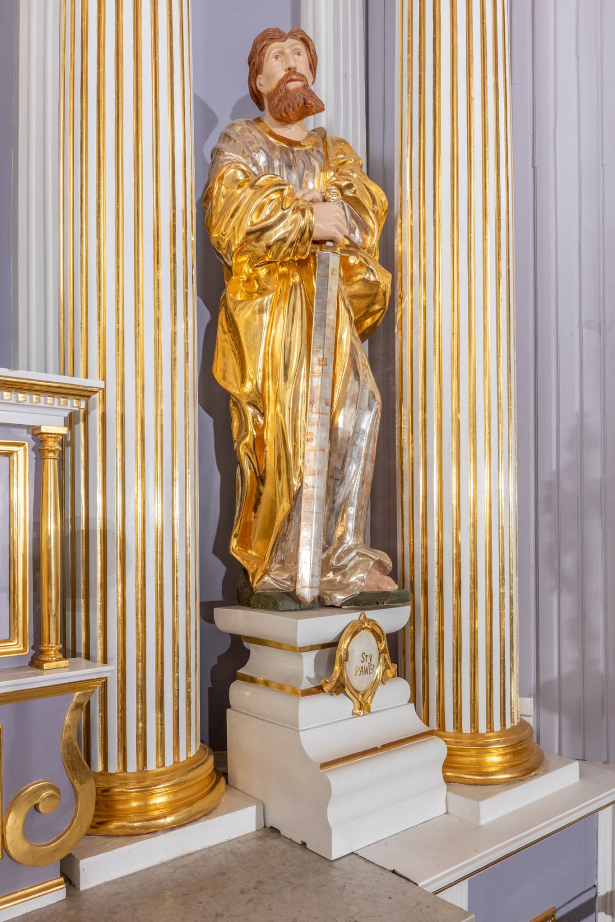 Rzeźba świętego Pawła w ołtarzu głównym