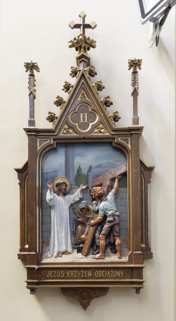 Stacja II Męki Pańskiej. Jezus Chrystus bierze krzyż na swoje ramiona.