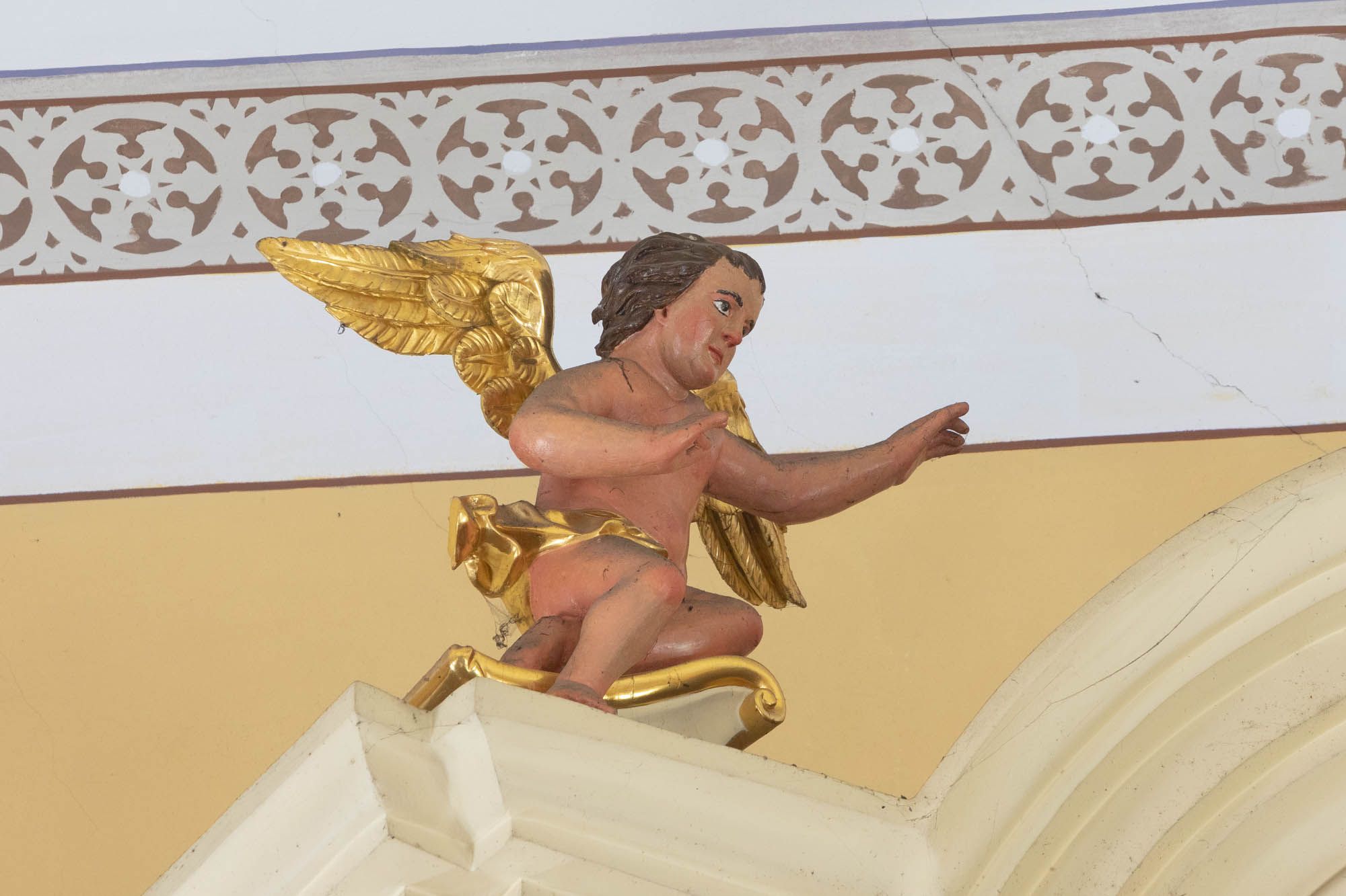 Para aniołów w ołtarzu głównym