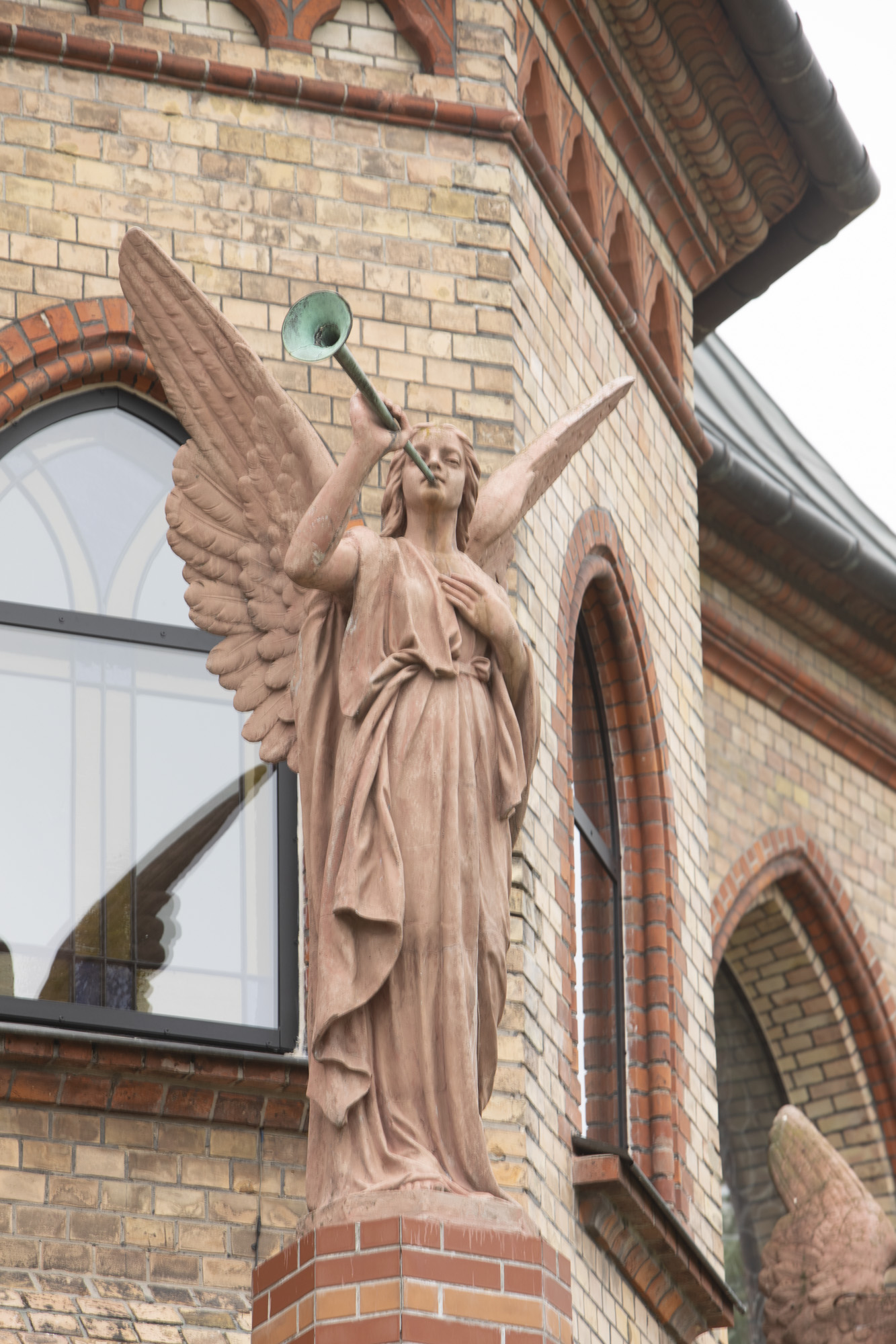 Rzeźba Anioła II na zewnątrz prezbiterium kościoła