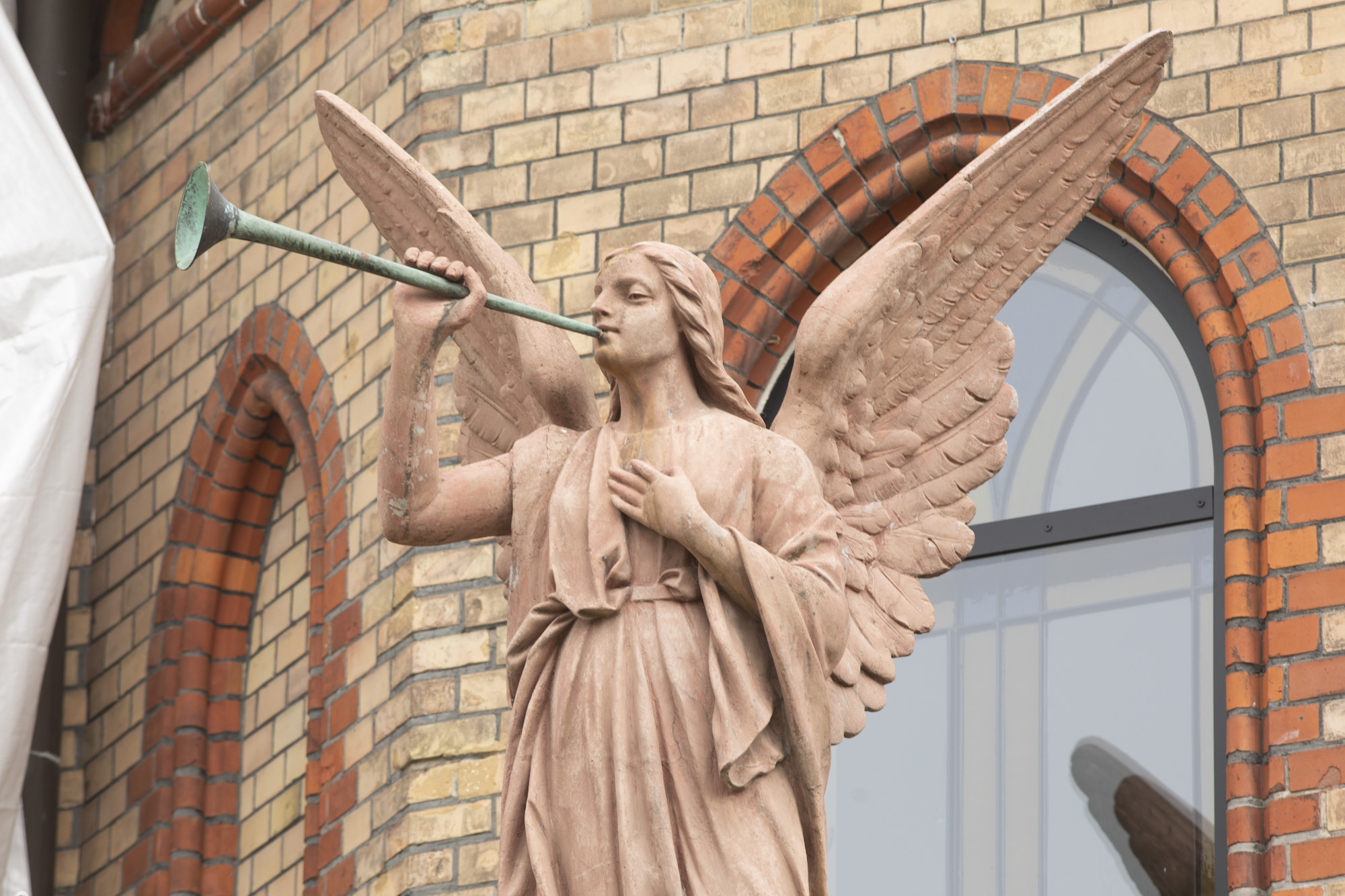 Rzeźba Anioła II na zewnątrz prezbiterium kościoła