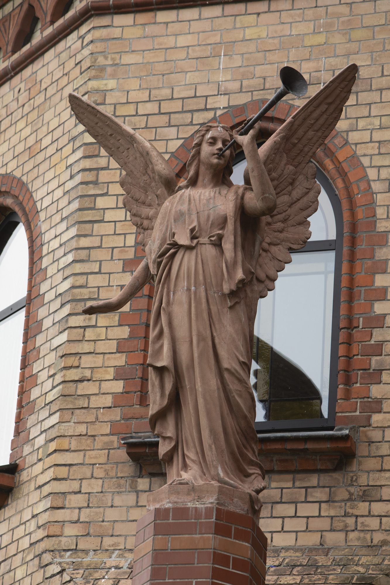 Rzeźba Anioła III na zewnątrz prezbiterium kościoła