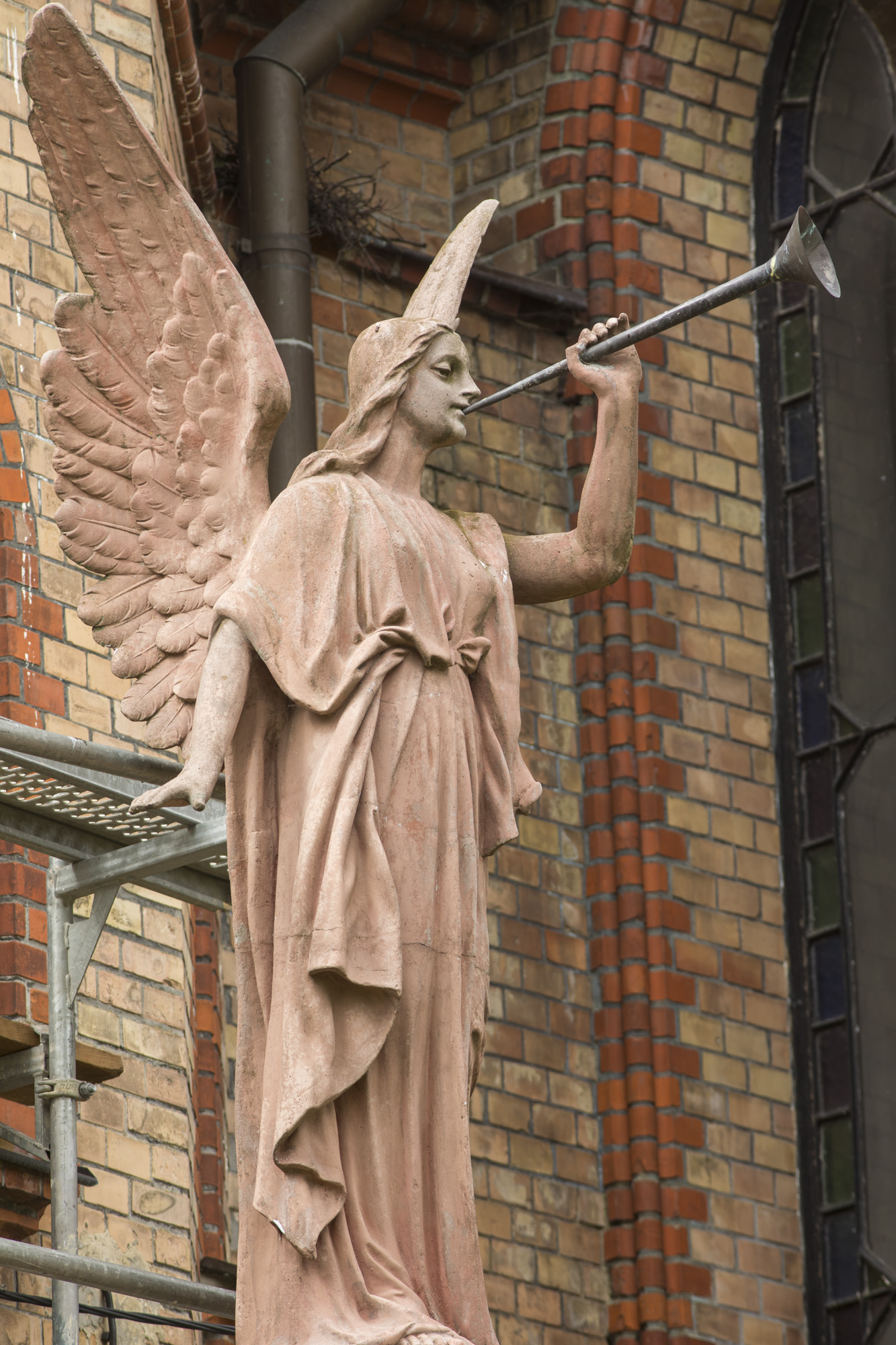 Rzeźba Anioła III na zewnątrz prezbiterium kościoła