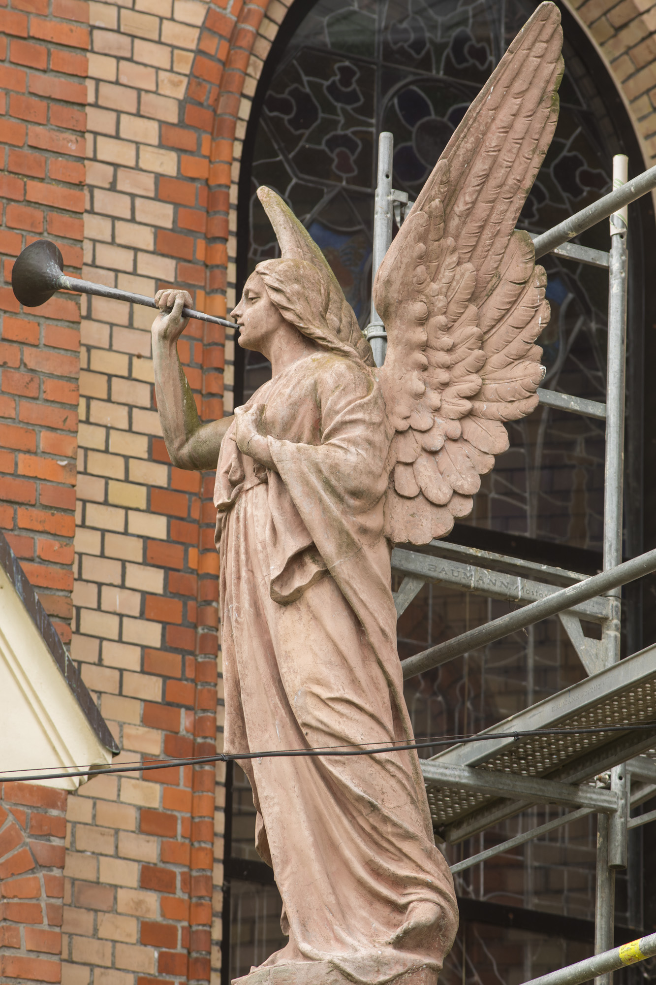 Rzeźba Anioła IV na zewnątrz prezbiterium kościoła