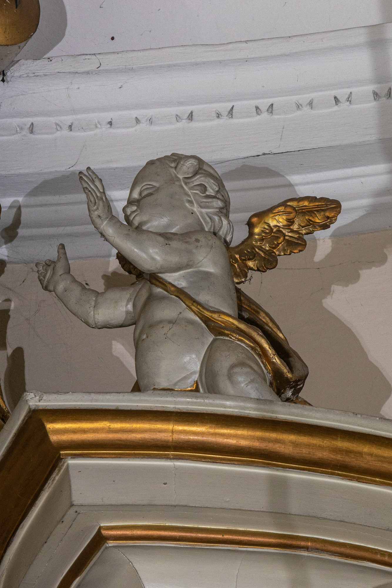 Rzeźba – Aniołki – zwieńczenie ołtarza głównego
