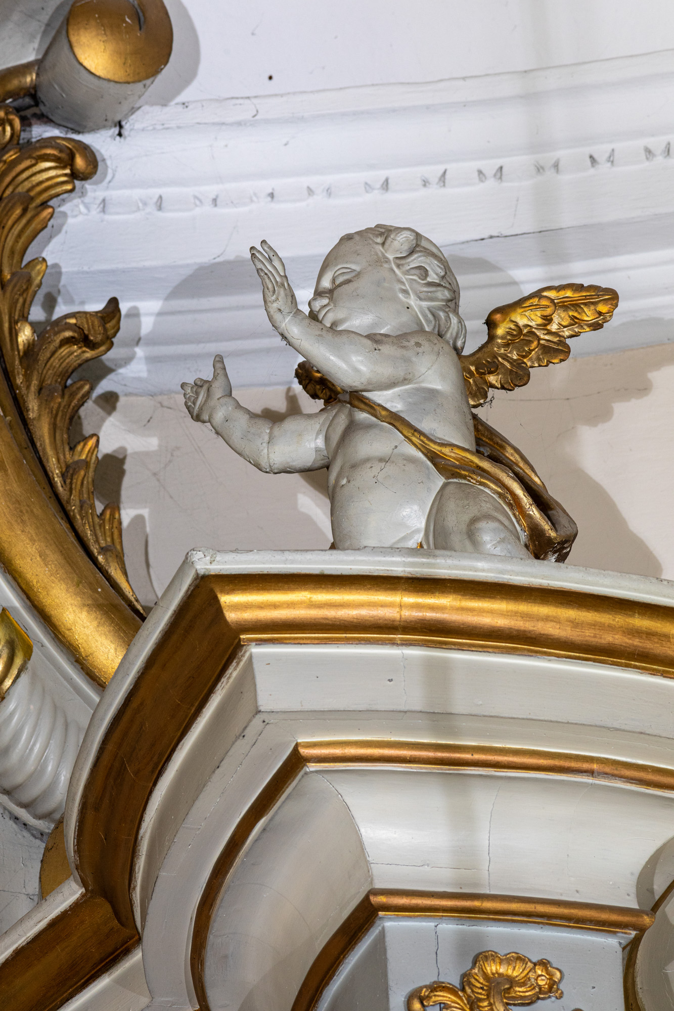 Rzeźba – Aniołki – zwieńczenie ołtarza głównego