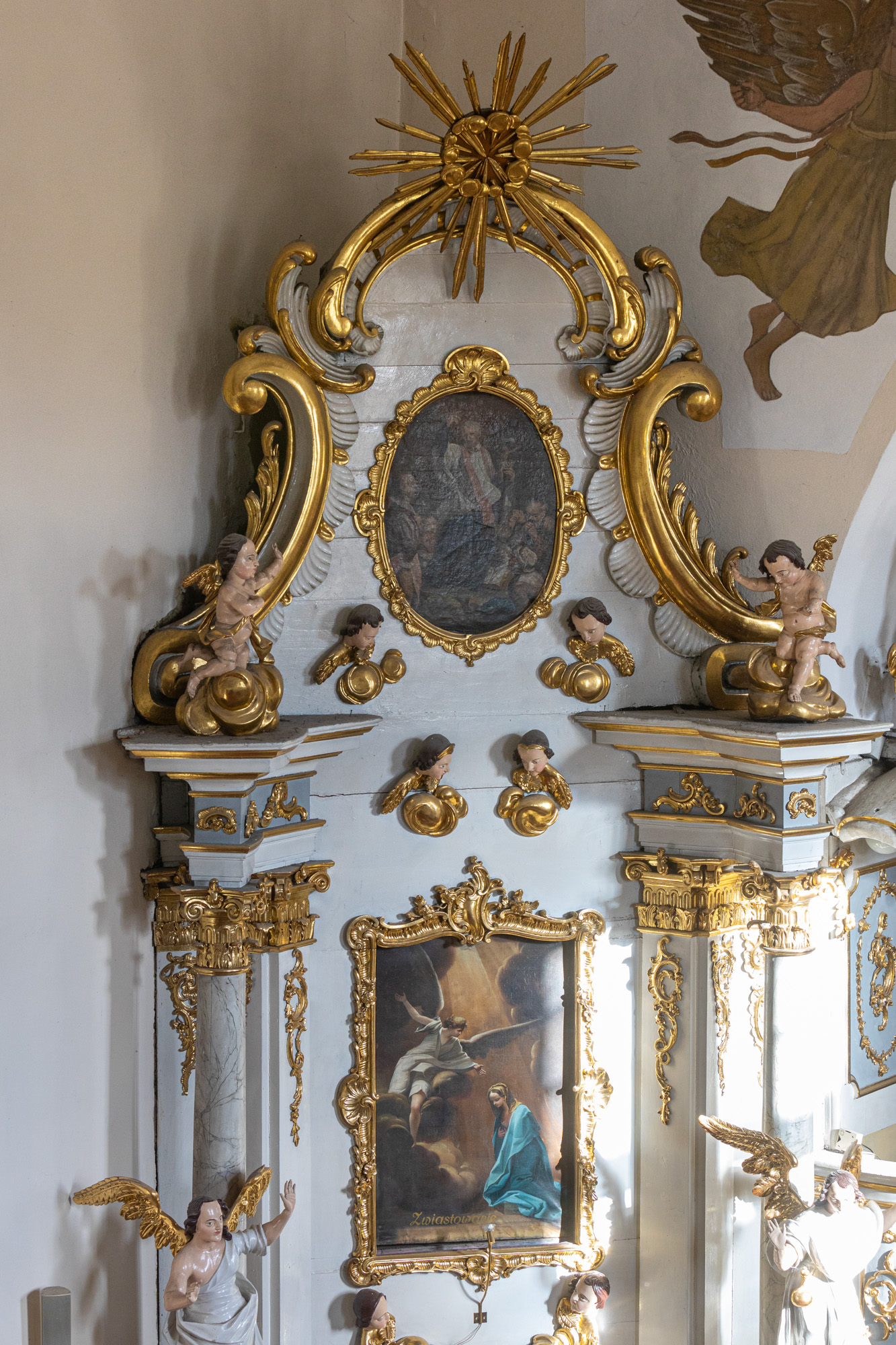 Rzeźby – Aniołki – ze zwiększenia ołtarzu matki Boskiej z Dzieciątkiem