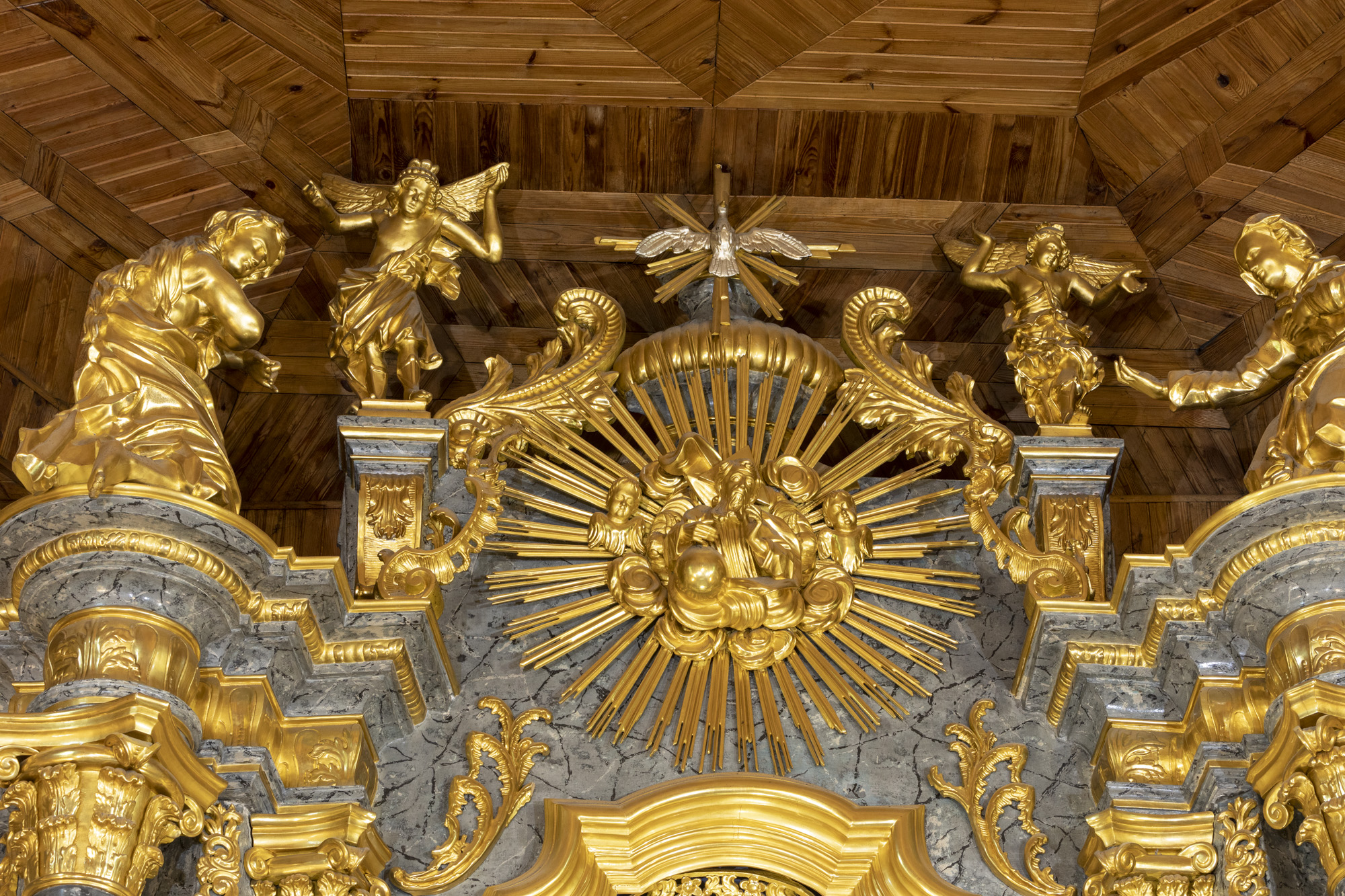 Płaskorzeźby alegoryczne ołtarza głównego