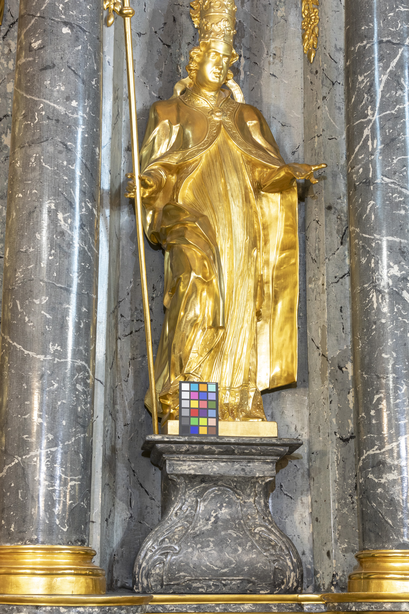Rzeźba św. Leona Wielkiego dr Kościoła w ołtarzu głównym