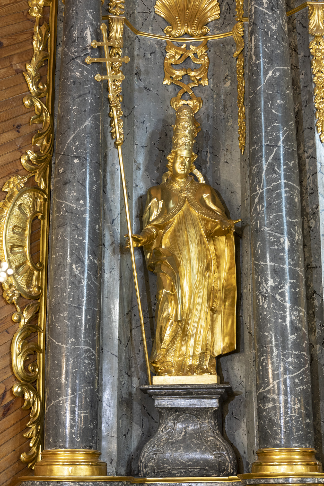 Rzeźba św. Leona Wielkiego dr Kościoła w ołtarzu głównym