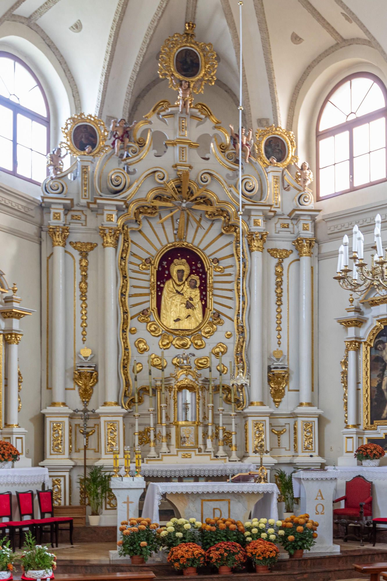 Obraz Matka Boska z Dzieciątkiem w ołtarzu głównym
