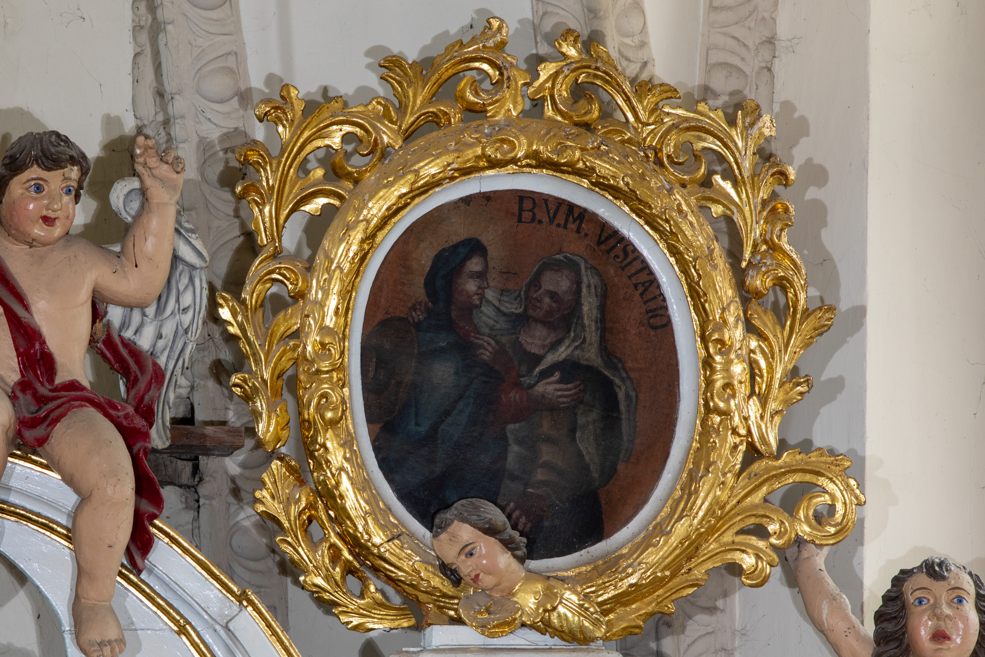 Obraz Nawiedzenie Najświętszej Marii Panny - zwieńczenie ołtarza głównego.