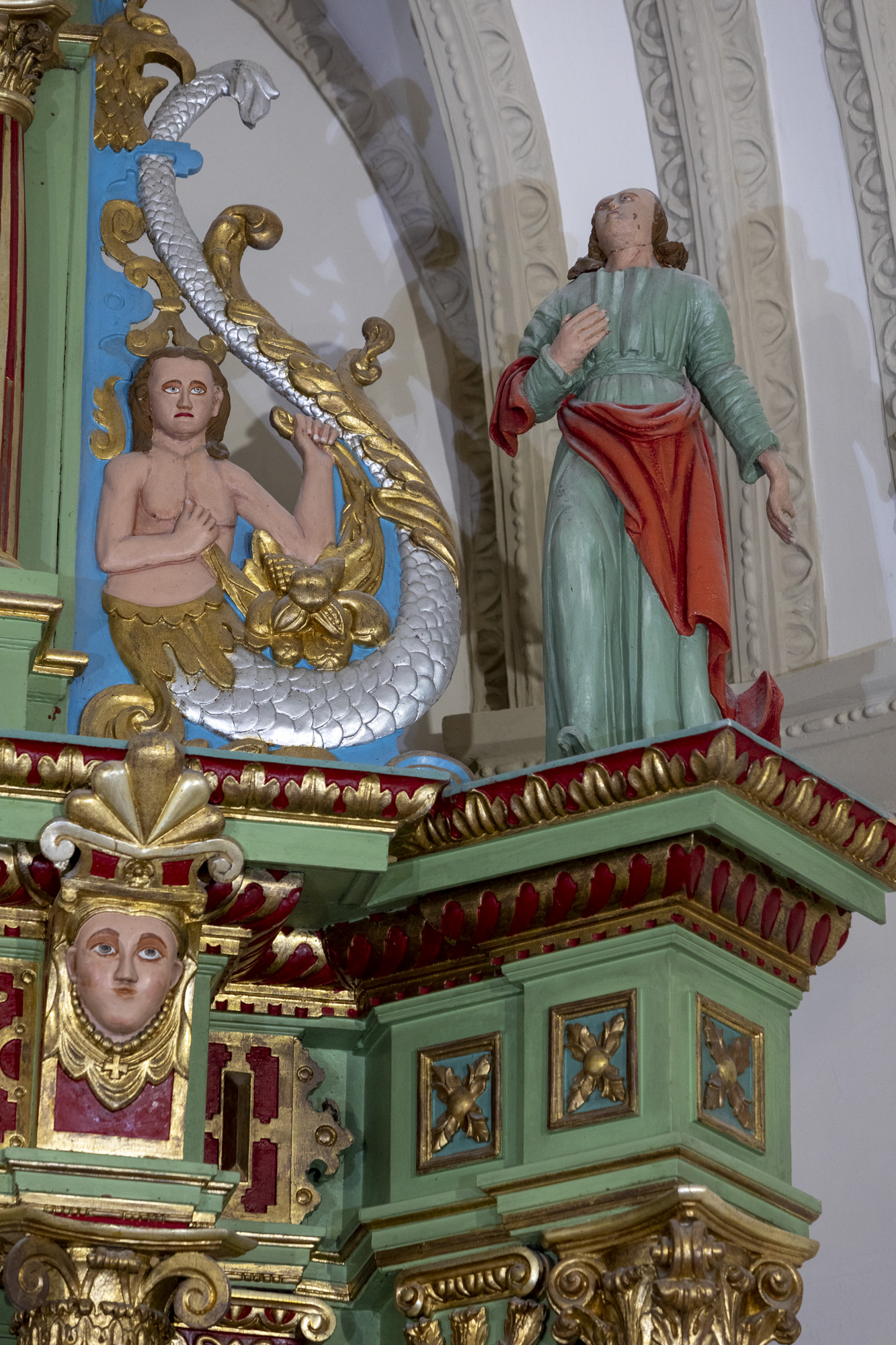 Posążki Matki Boskiej i Św. Jana Ewangelisty w ołtarzu głównym