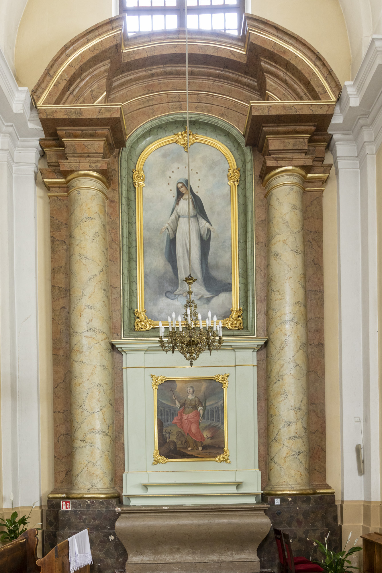 Para ołtarzy bocznych w transepcie