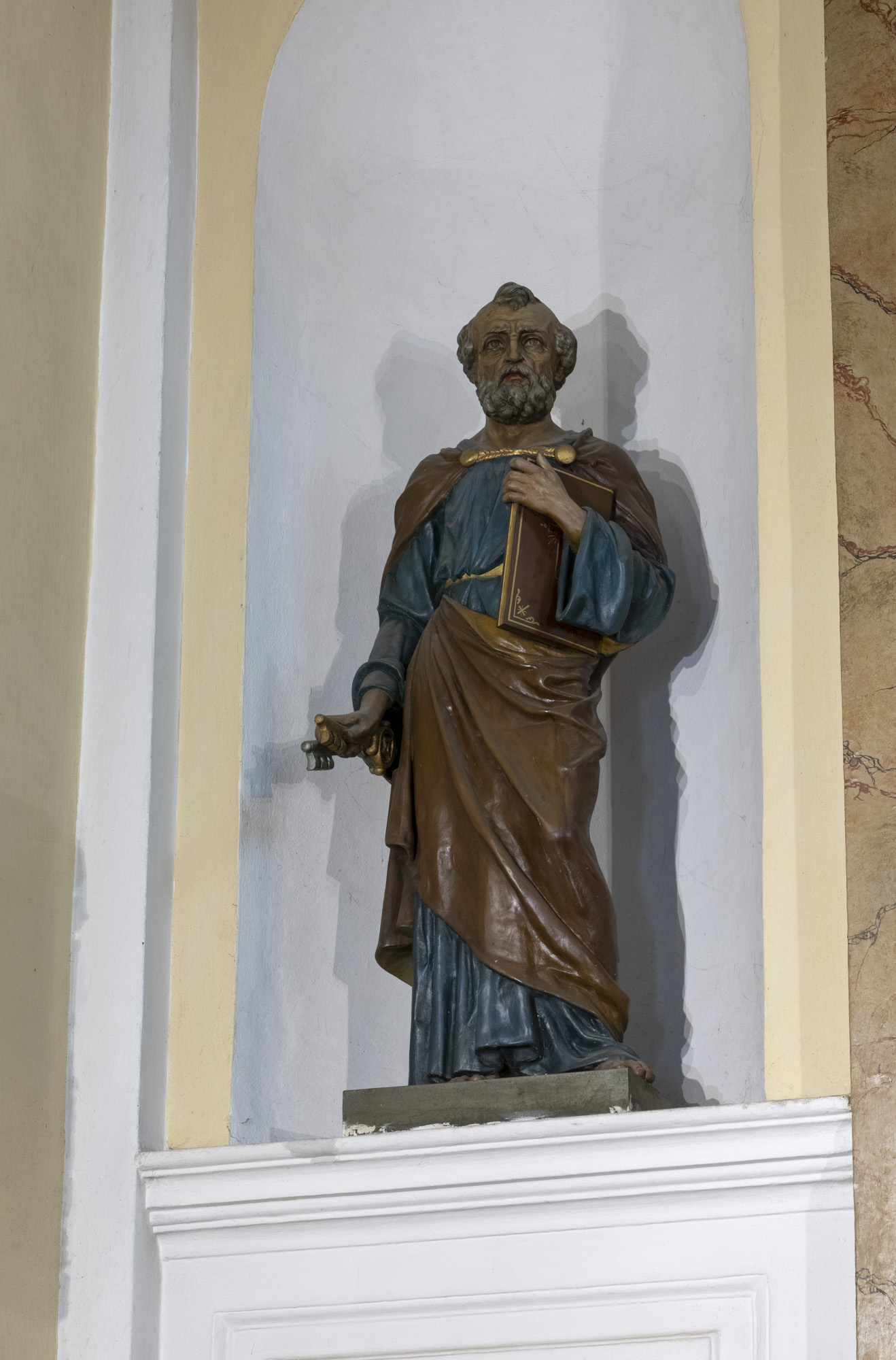 Posąg – św. Piotra w ołtarzu głównym
