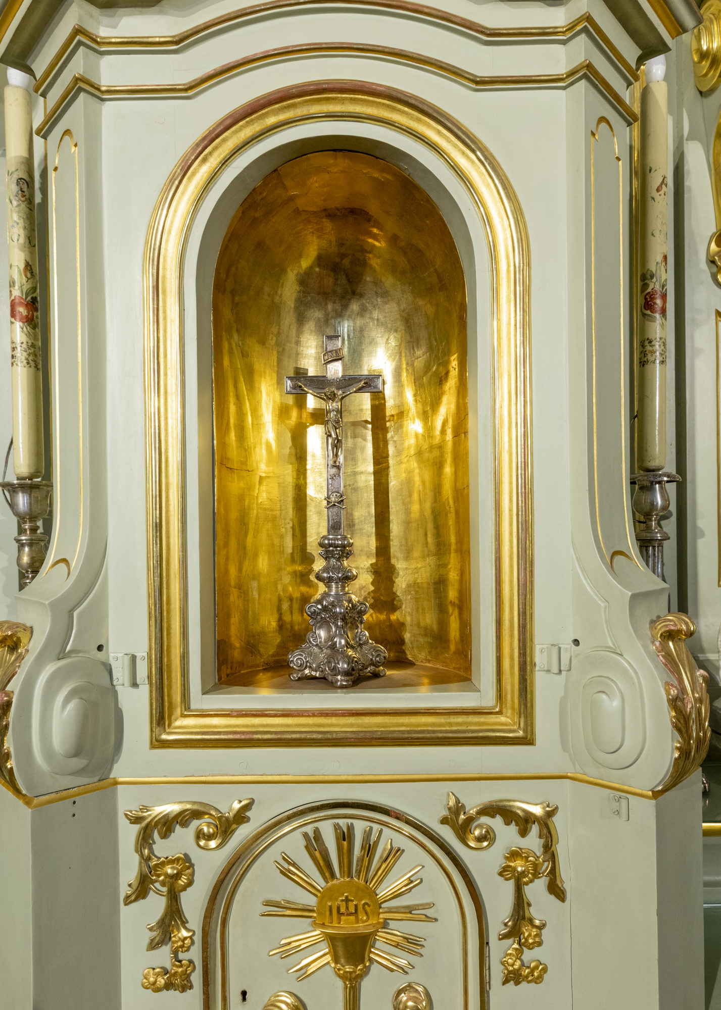 Tabernakulum w ołtarzu głównym