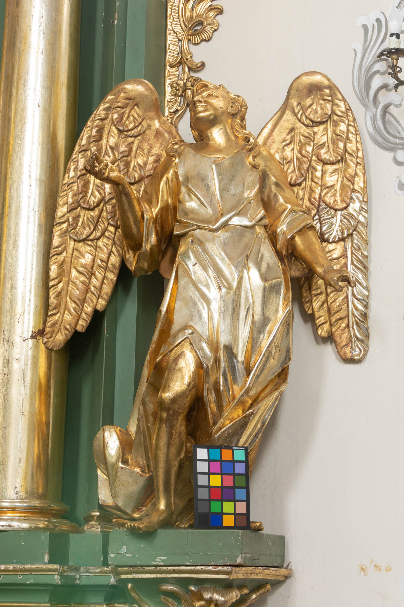 Rzeźba – Anioł II (ołtarz boczny – str. prawa nawy)