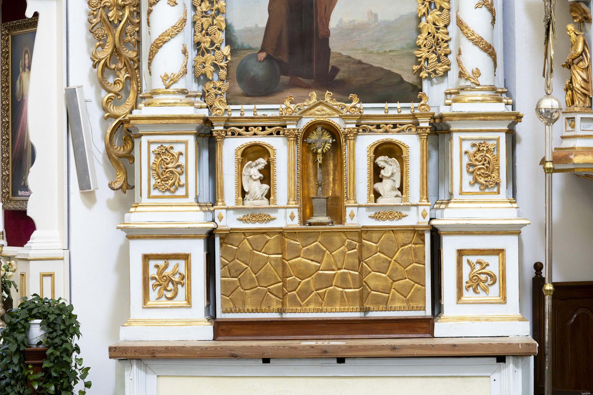 Ołtarz boczny lewy pw.  Św.  Franciszka w nawie głównej przy tęczy