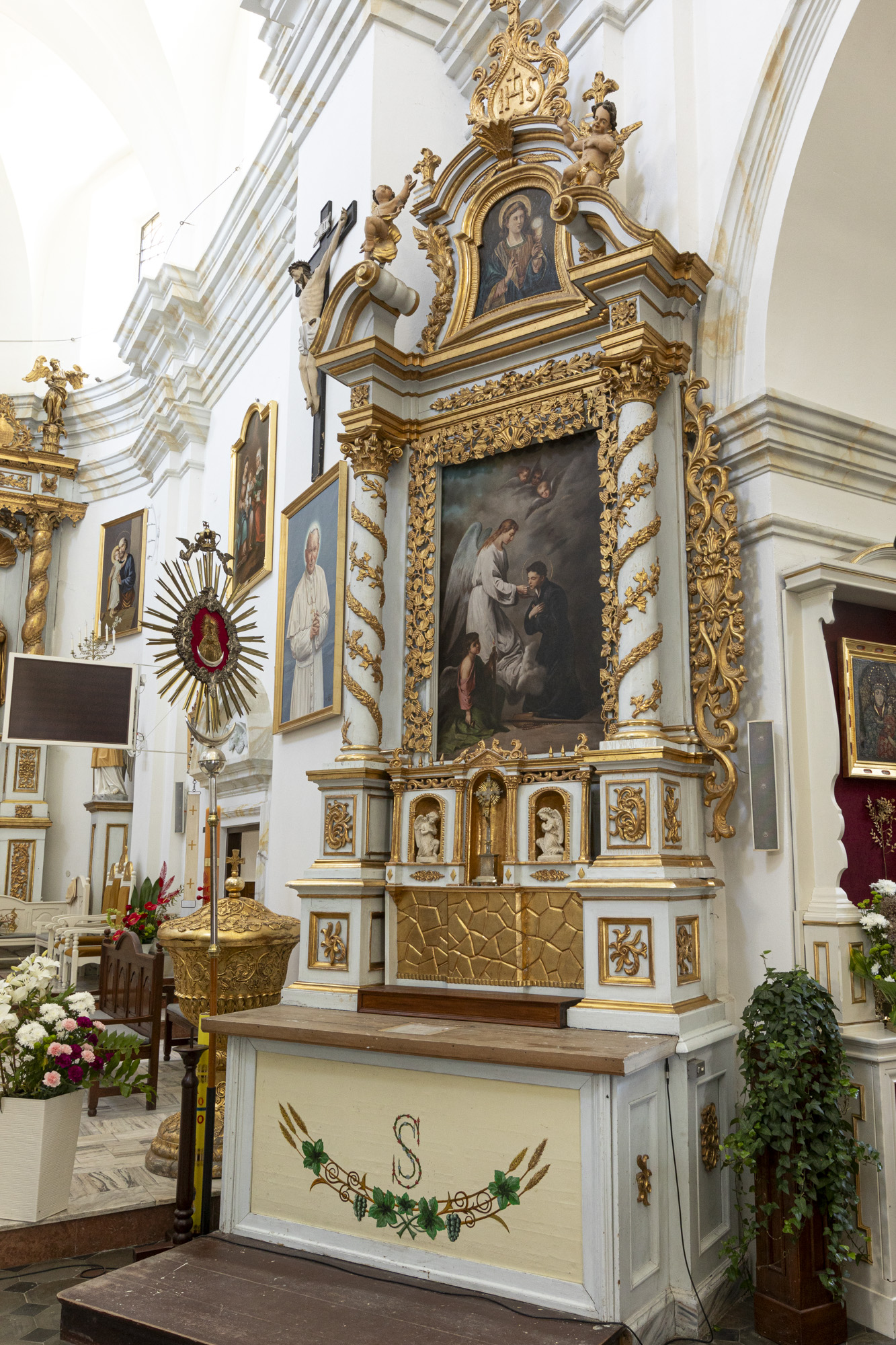 Ołtarz boczny prawy pw.  Św.  Stanisława Kostki w nawie głównej przy tęczy