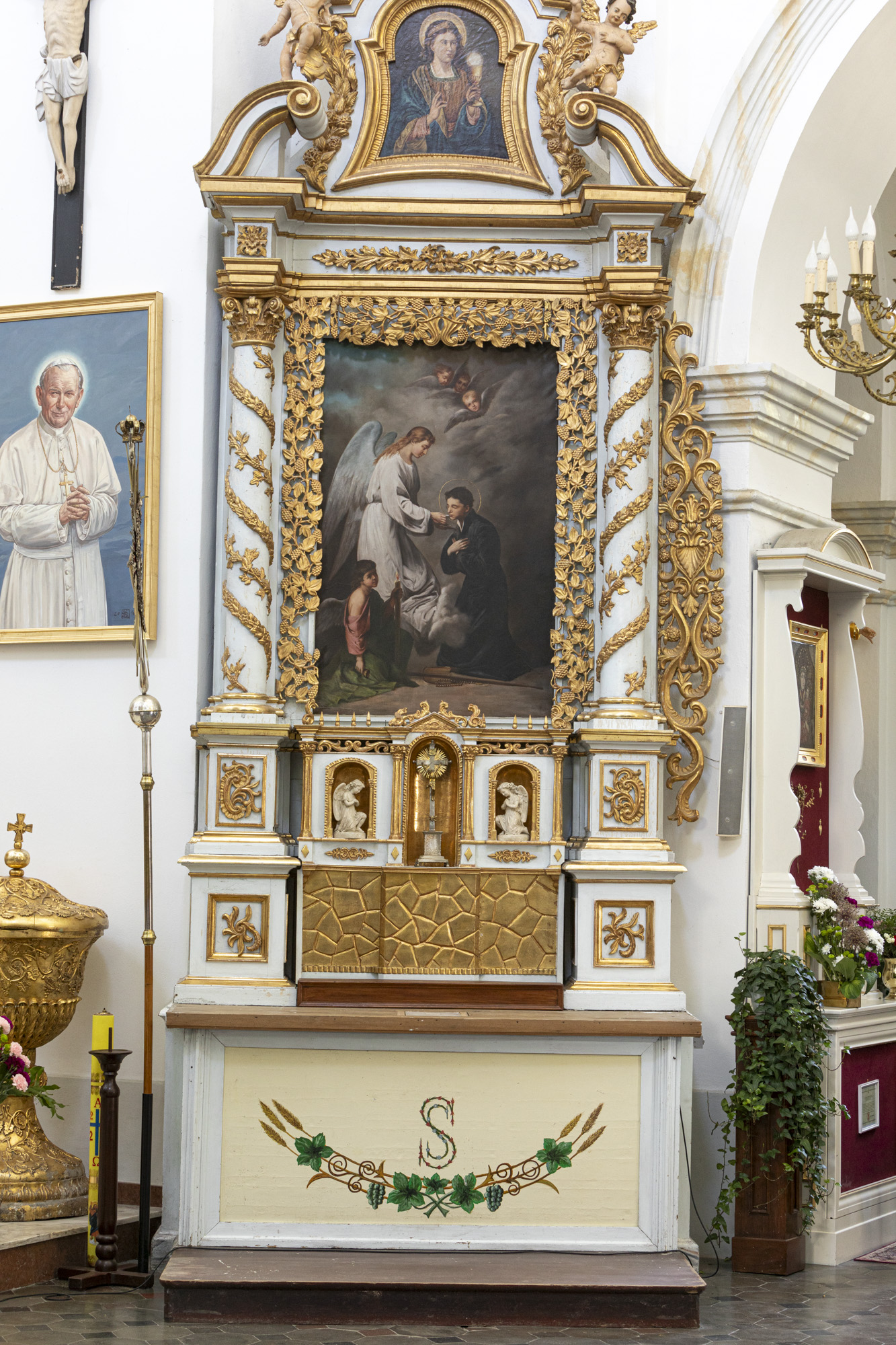 Ołtarz boczny prawy pw.  Św.  Stanisława Kostki w nawie głównej przy tęczy