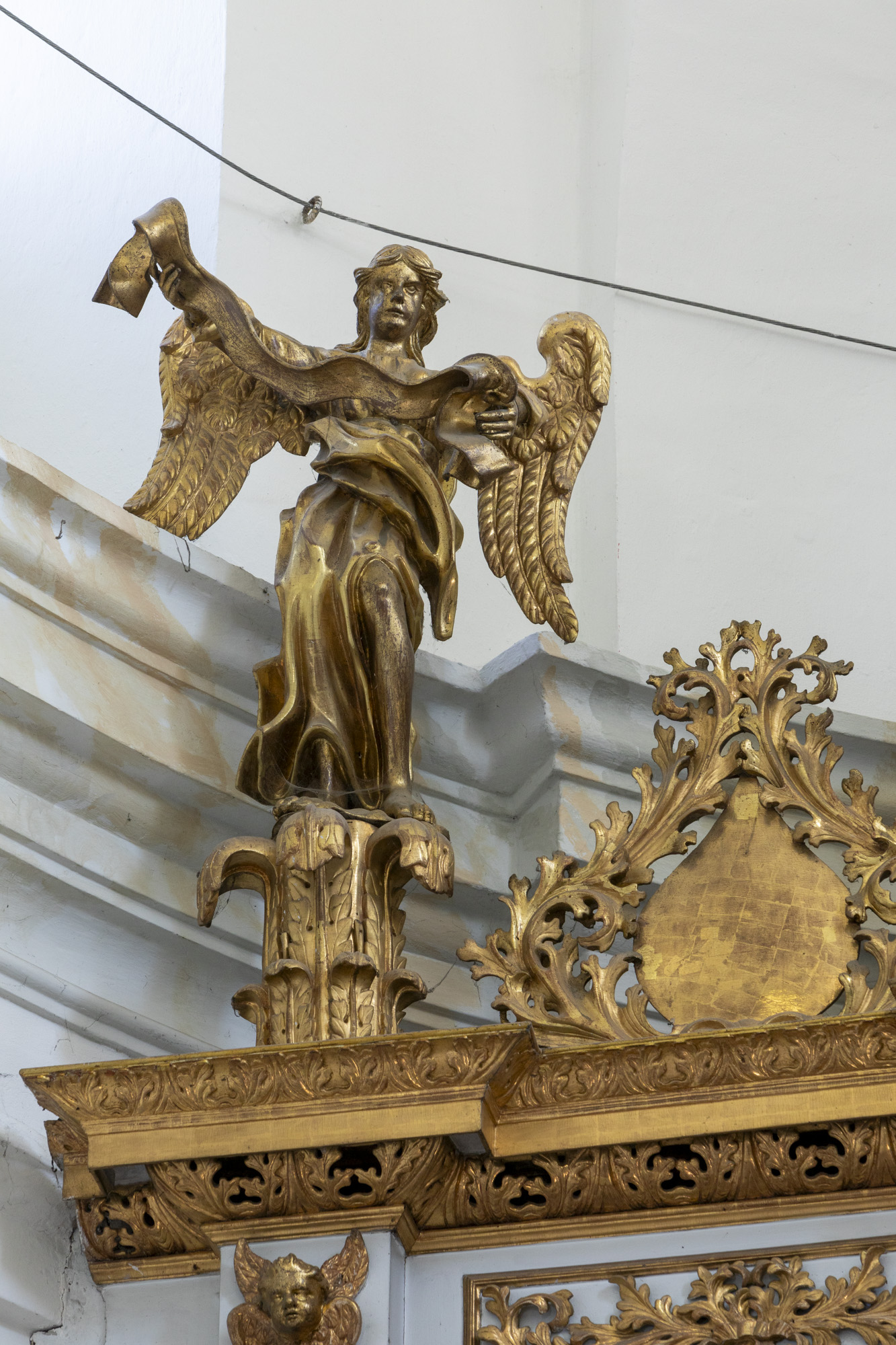 Rzeźba anioła w ołtarzu w głównym (1