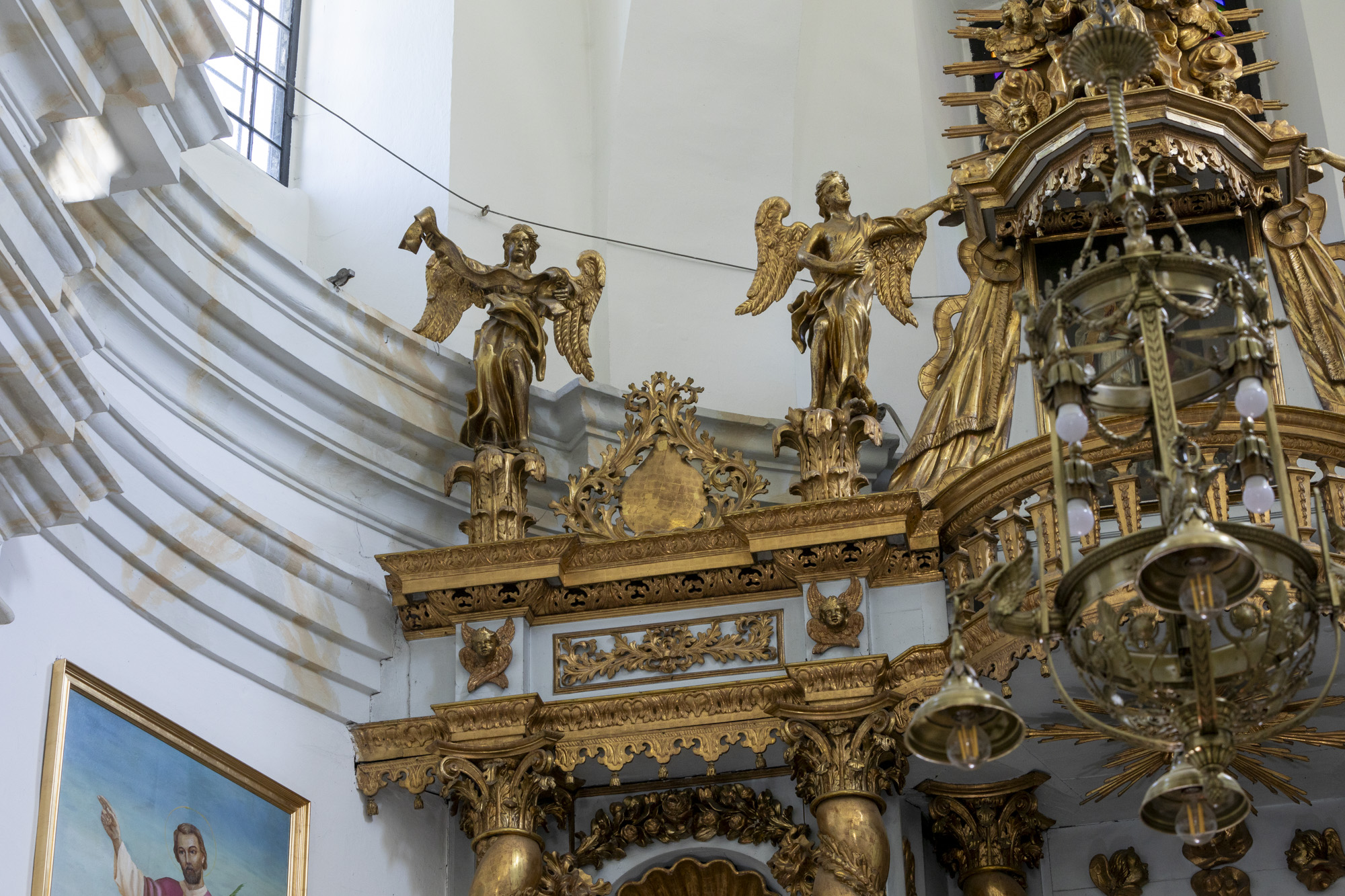 Rzeźba anioła w ołtarzu w głównym (1