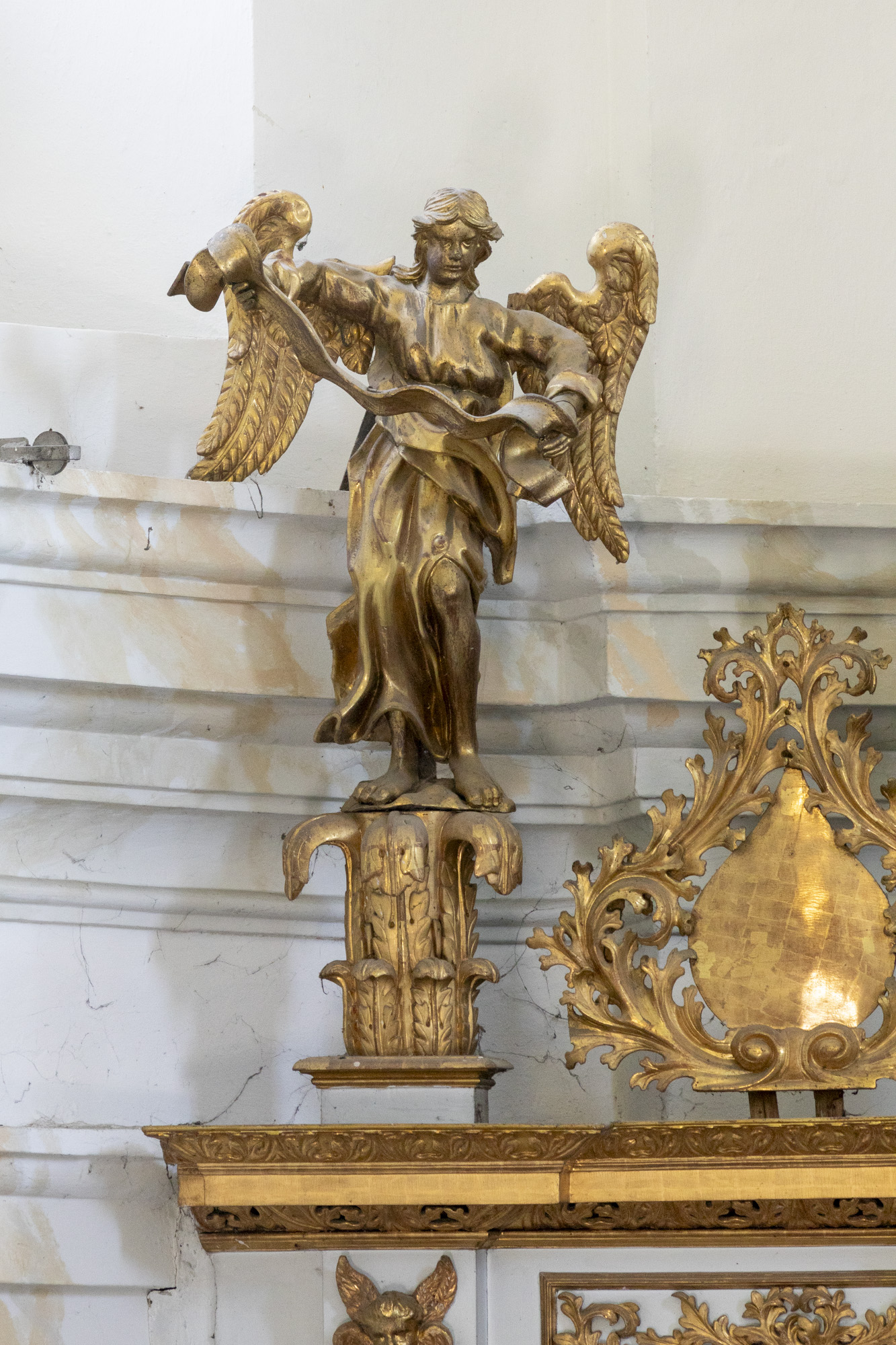 Rzeźba anioła w ołtarzu w głównym (1