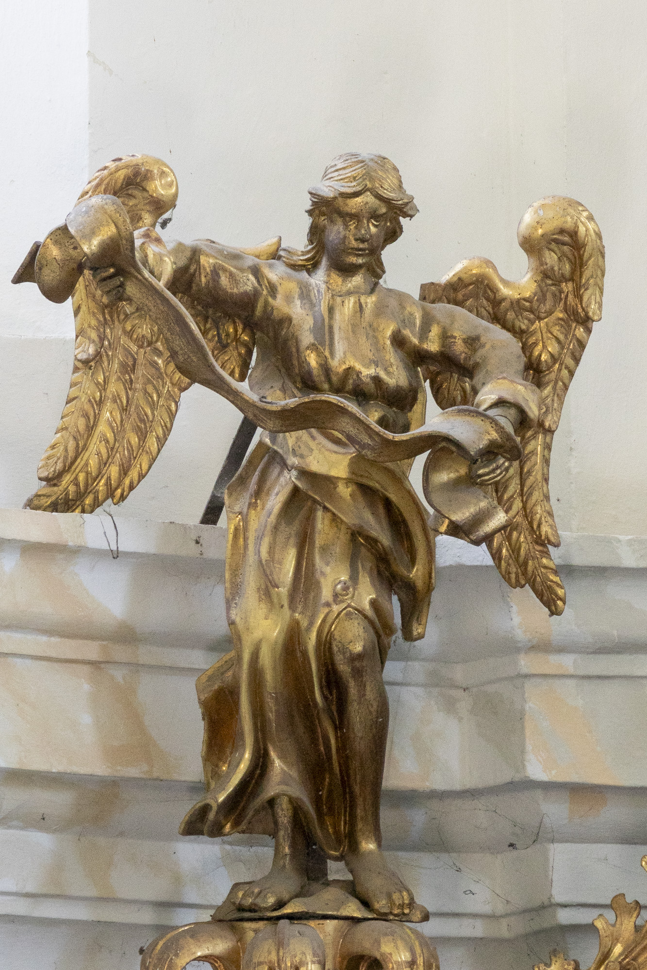 Rzeźba anioła w ołtarzu w głównym (1