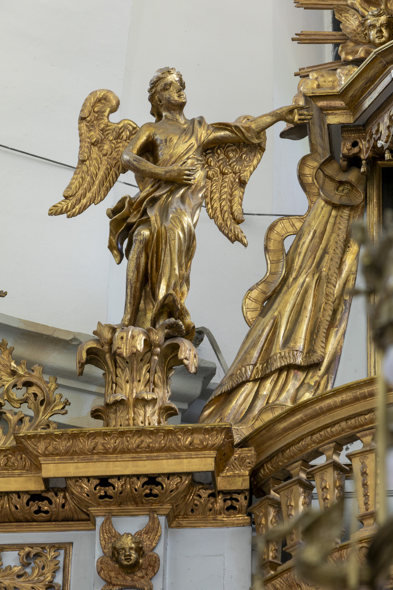 Rzeźba anioła w ołtarzu w głównym (2)