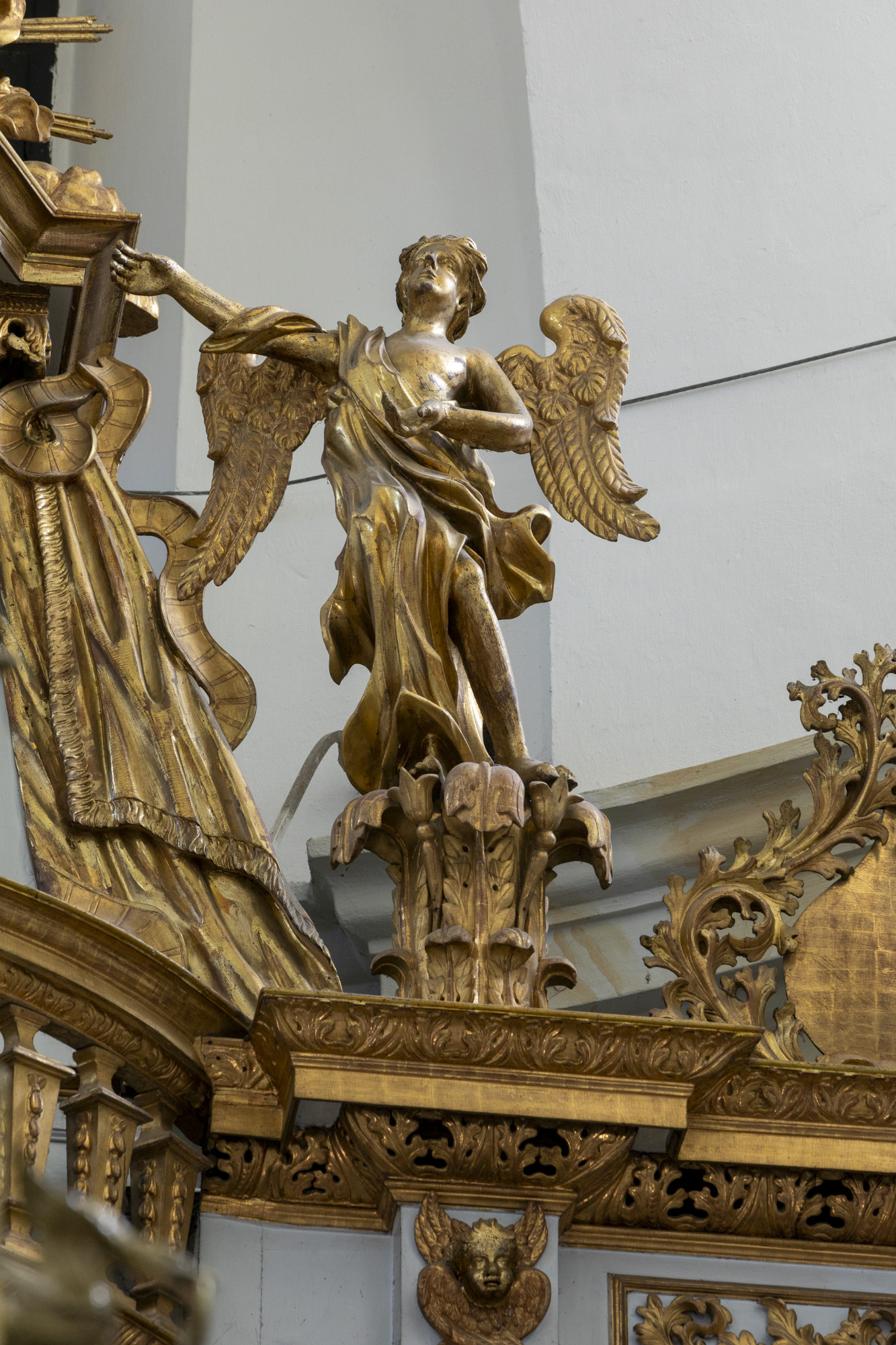 Rzeźba anioła w ołtarzu w głównym (3)