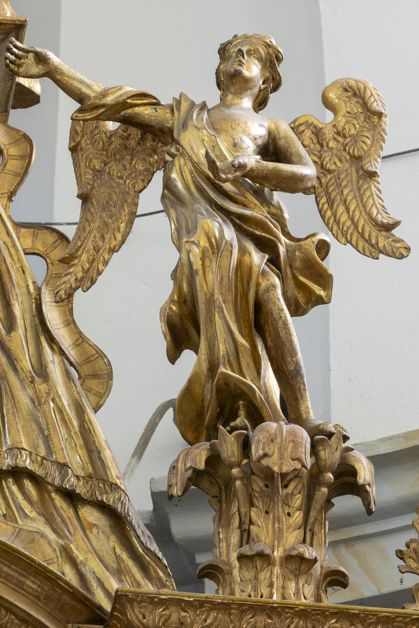 Rzeźba anioła w ołtarzu w głównym (3)