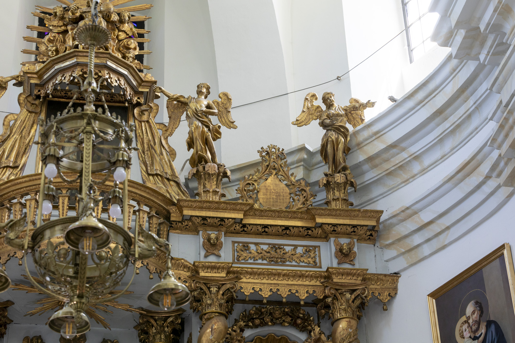 Rzeźba anioła w ołtarzu w głównym (4)
