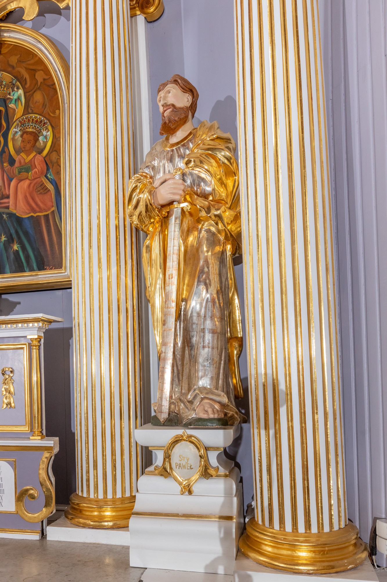 Rzeźba świętego Pawła w ołtarzu głównym