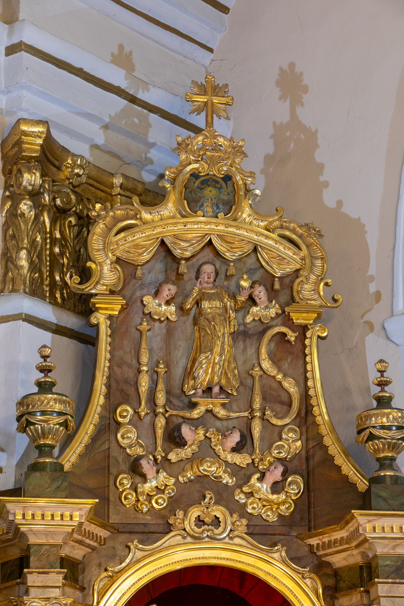 Płaskorzeźba Dzieciątka Jezus – w ołtarzu bocznym