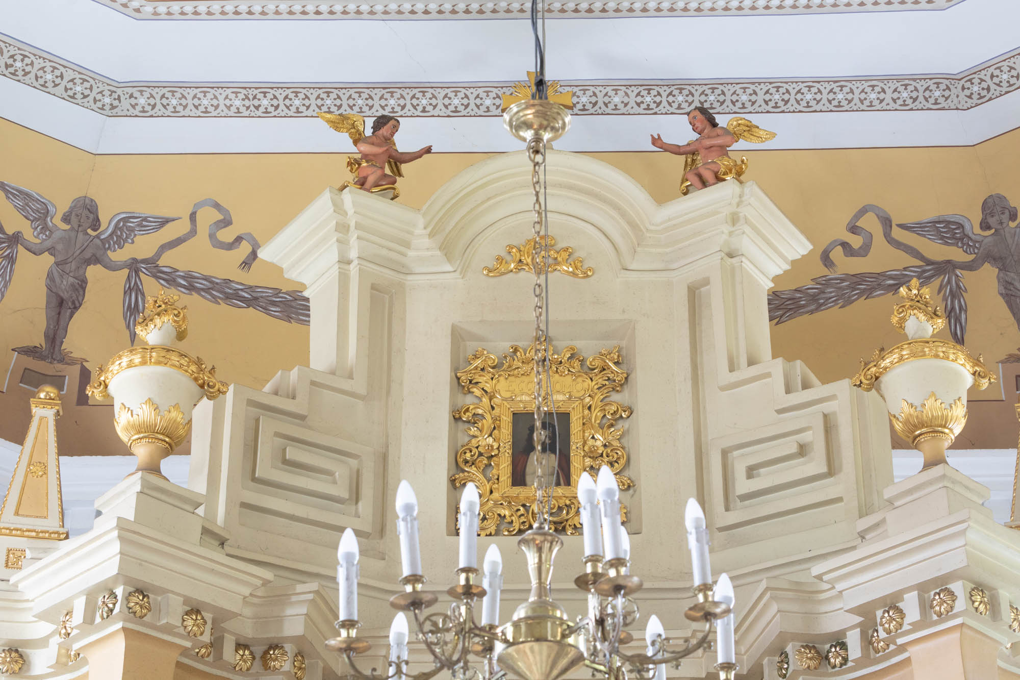 Para aniołów w ołtarzu głównym