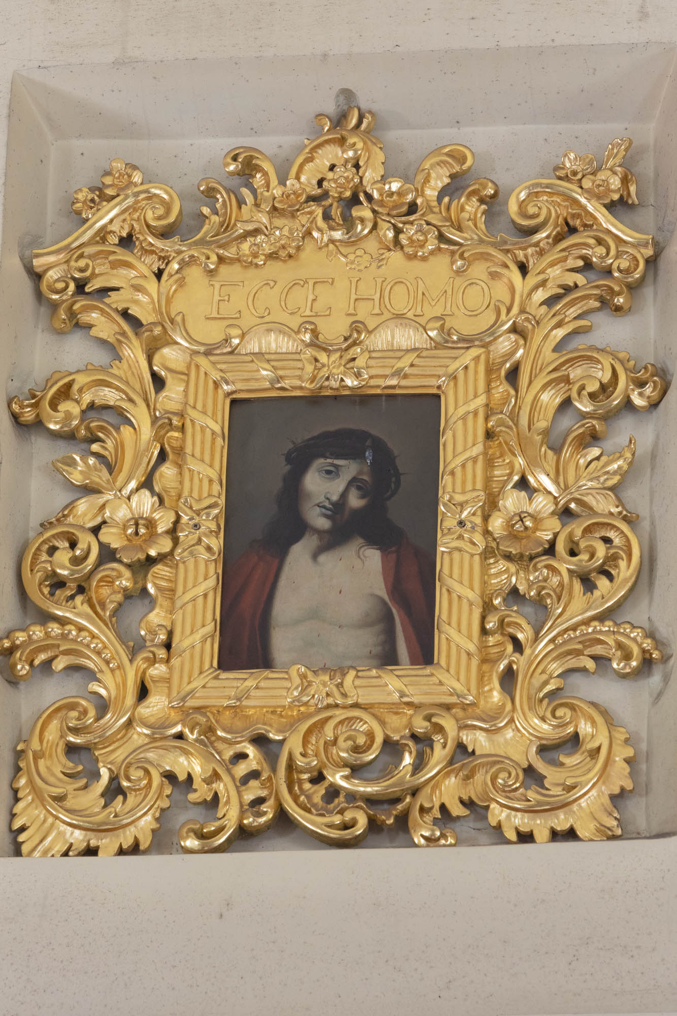 Rama obrazu Ecce Homo w ołtarzu głównym