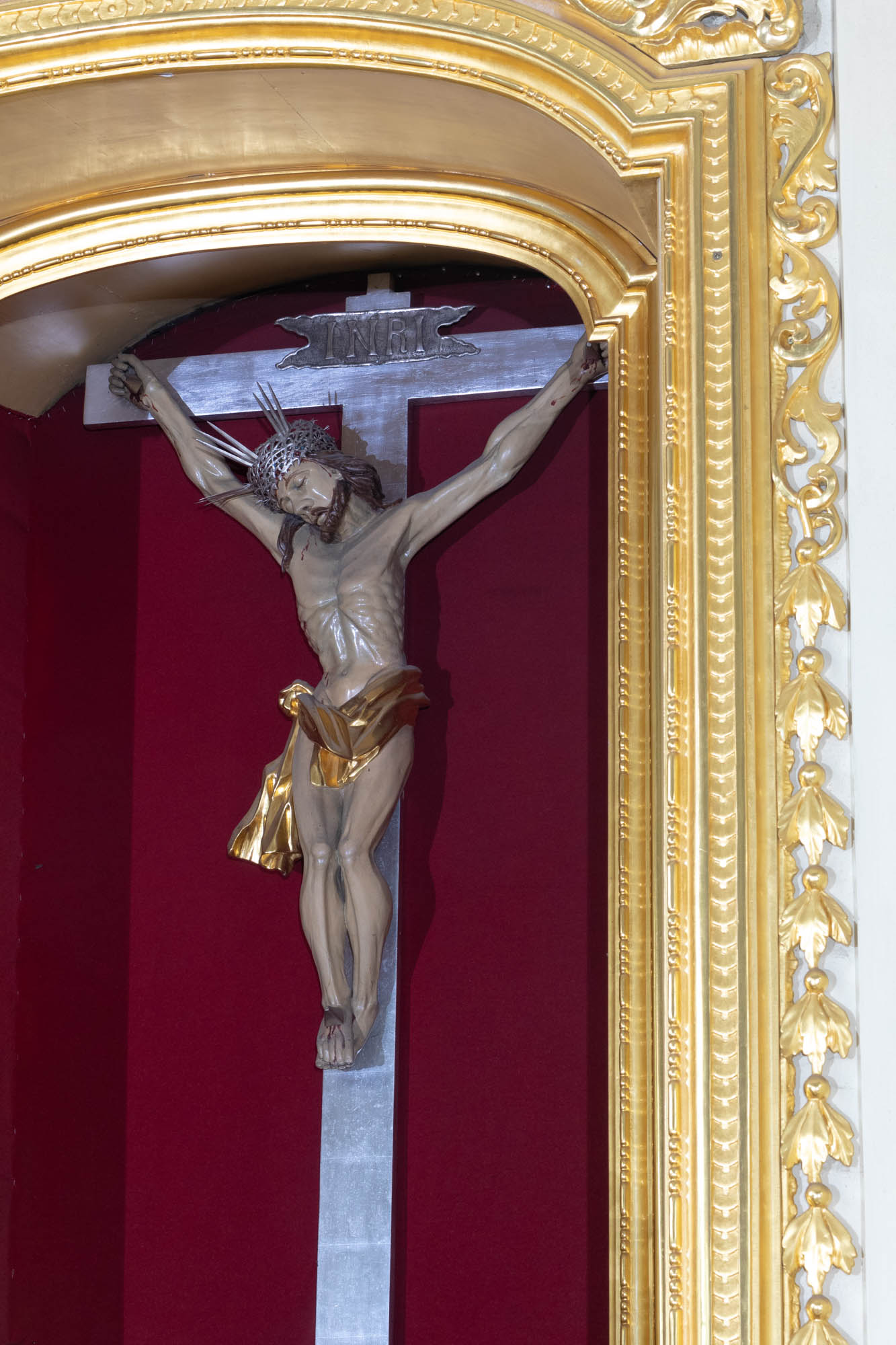 Rama w polu nastawy ołtarza głównego