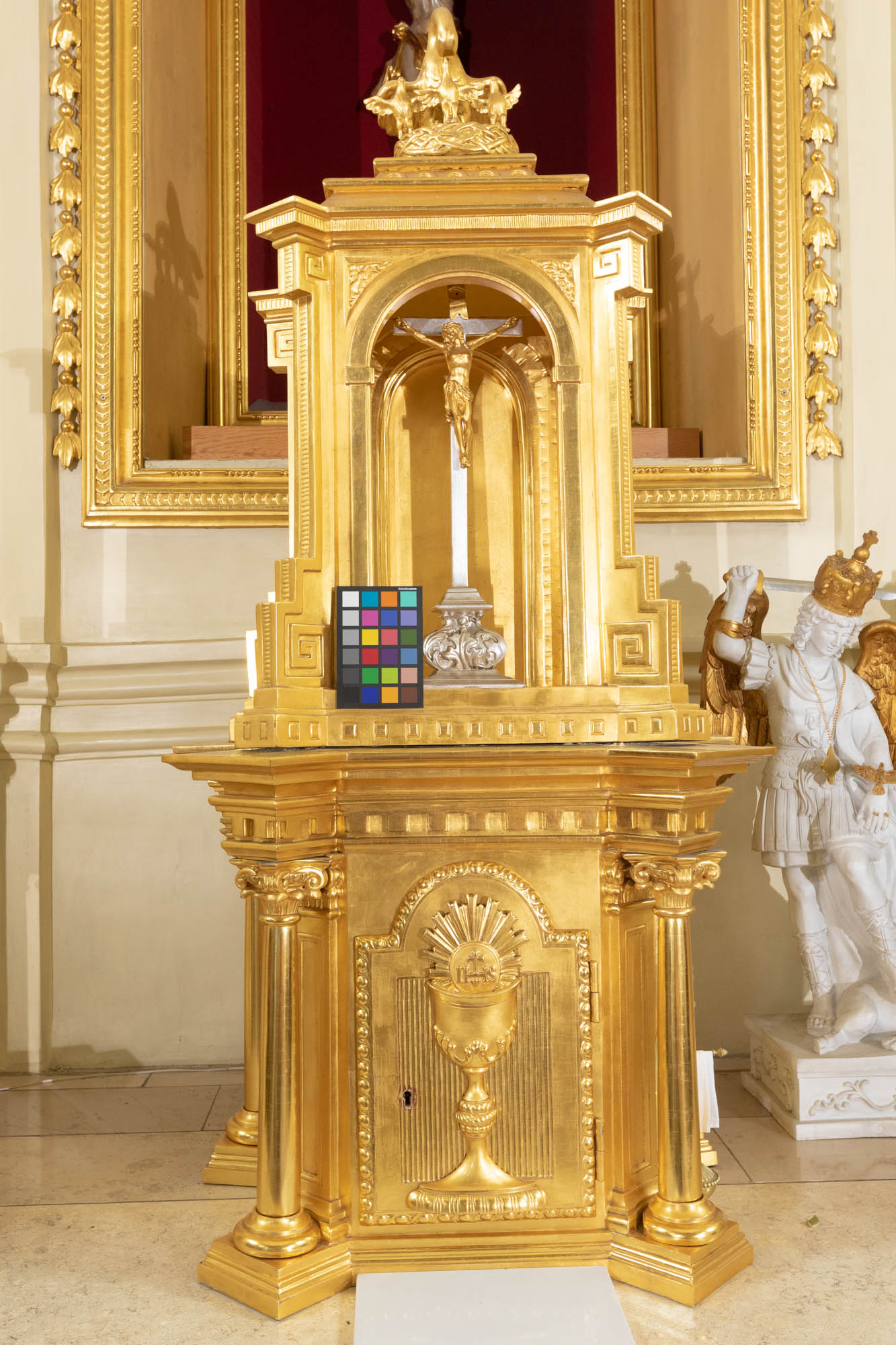 Tabernakulum w ołtarzu głównym