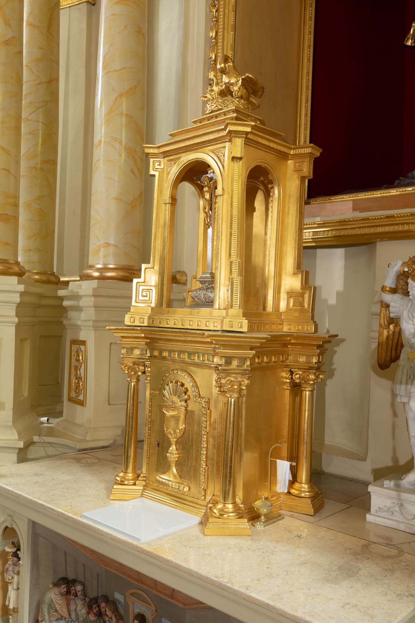 Tabernakulum w ołtarzu głównym