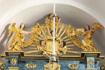 Rzeźby aniołów w ołtarzu bocznym pw. MB w nawie bocznej prawej