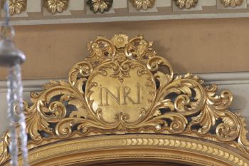 Rama w polu nastawy ołtarza głównego