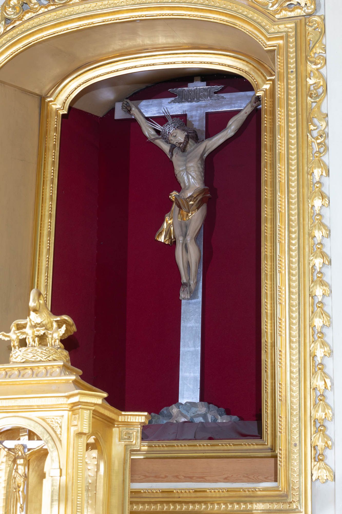 Figura Chrystusa ukrzyżowanego w ołtarzu głównym