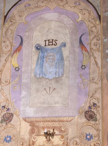Obraz Veraiconu i emblematu kadzielnicy - w polichromii prezbiterium