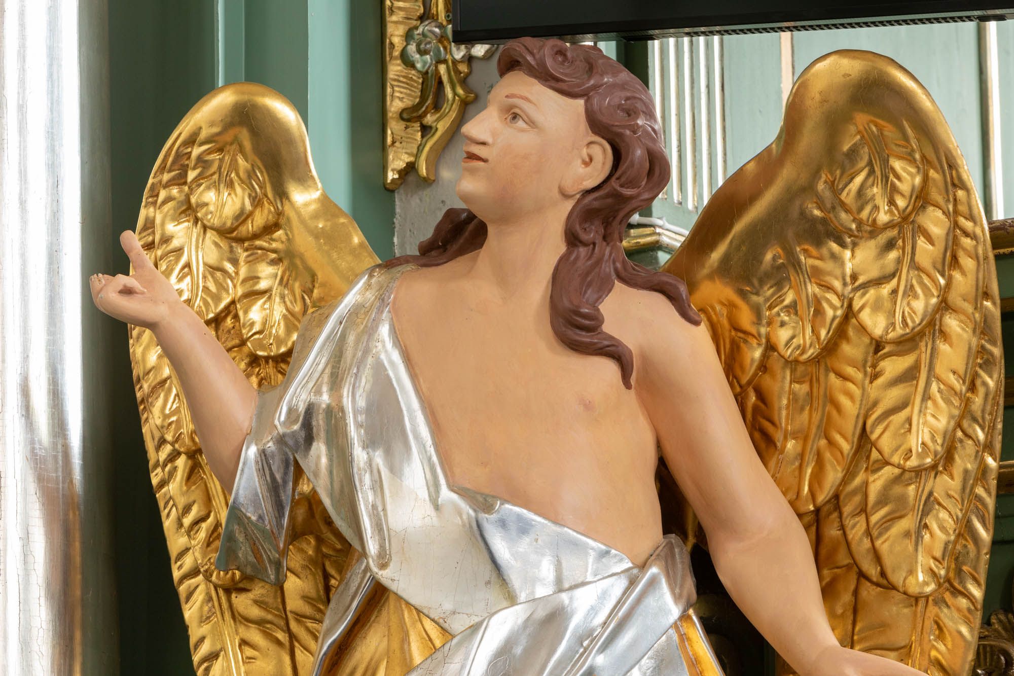 Rzeźba – Anioł II (na ołtarzu bocznym str. lewa nawy)