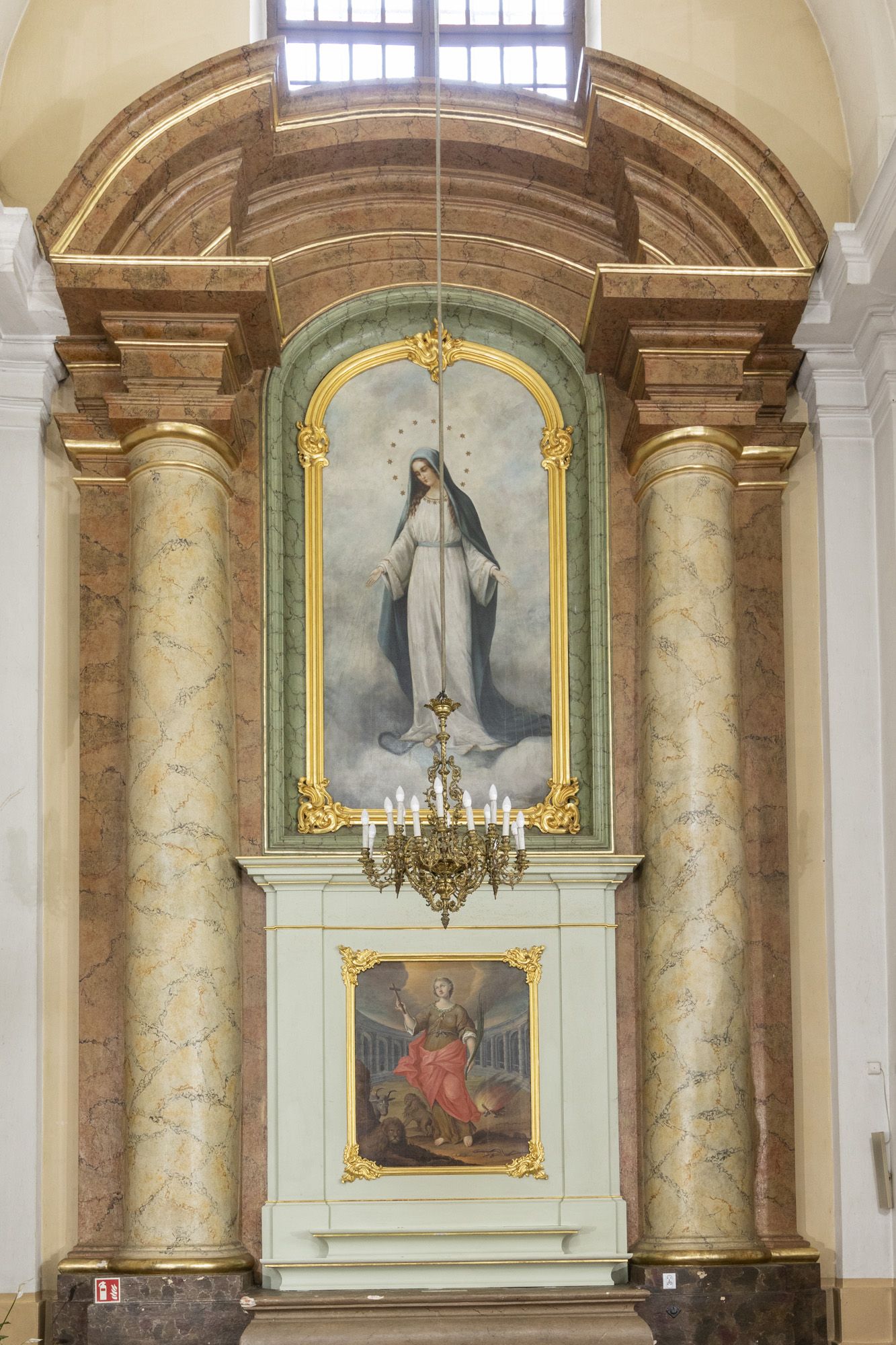 Para ołtarzy bocznych w transepcie