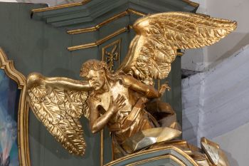 Rzeźba – Anioł II (na ołtarzu głównym)