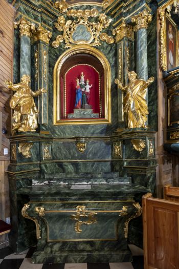 Ołtarz boczny lewy pw. św. Anny Samotrzeciej