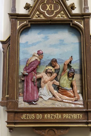 Stacja XI Męki Pańskiej. Jezus Chrystus przybity do krzyża.