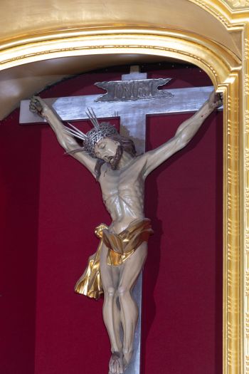 Figura Chrystusa ukrzyżowanego w ołtarzu głównym