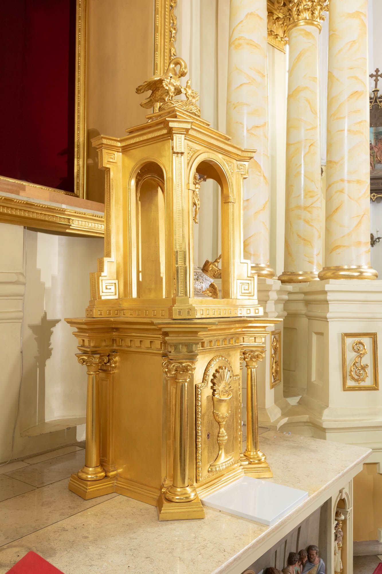 Tabernakulum w ołtarzu głównym